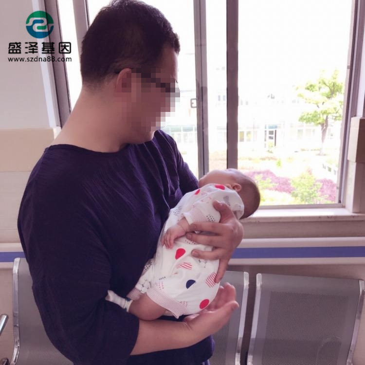 单身奶爸带新生儿做亲子鉴定？父亲给孩子上户口没想象的那么简单