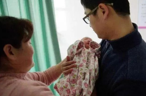 给亲生孩子上户口，为何还要去司法鉴定中心做亲子鉴定出生证？